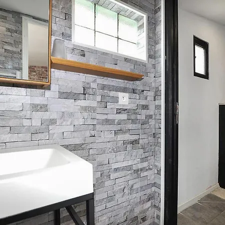 2 Bedroom Awesome In Hébergement de vacances